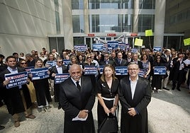 Concentración de abogados, este martes, en Murcia. Detrás, protesta de funcionarios judiciales.