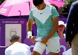 Carlos Alcaraz es vendado durante la final de Queen's del pasado domingo ante De Miñaur.