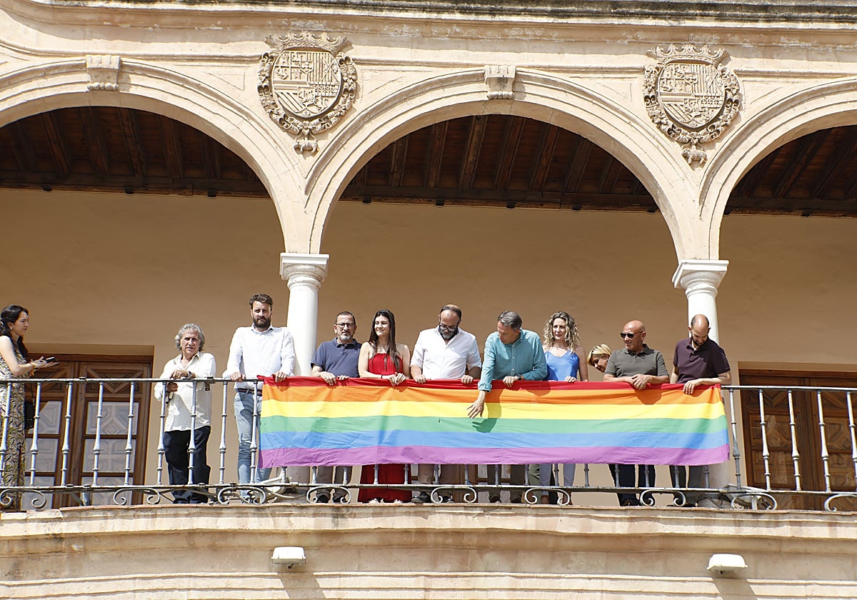 Autoridades en el balcón del Ayuntamiento donde se colocó la bandera arcoíris.