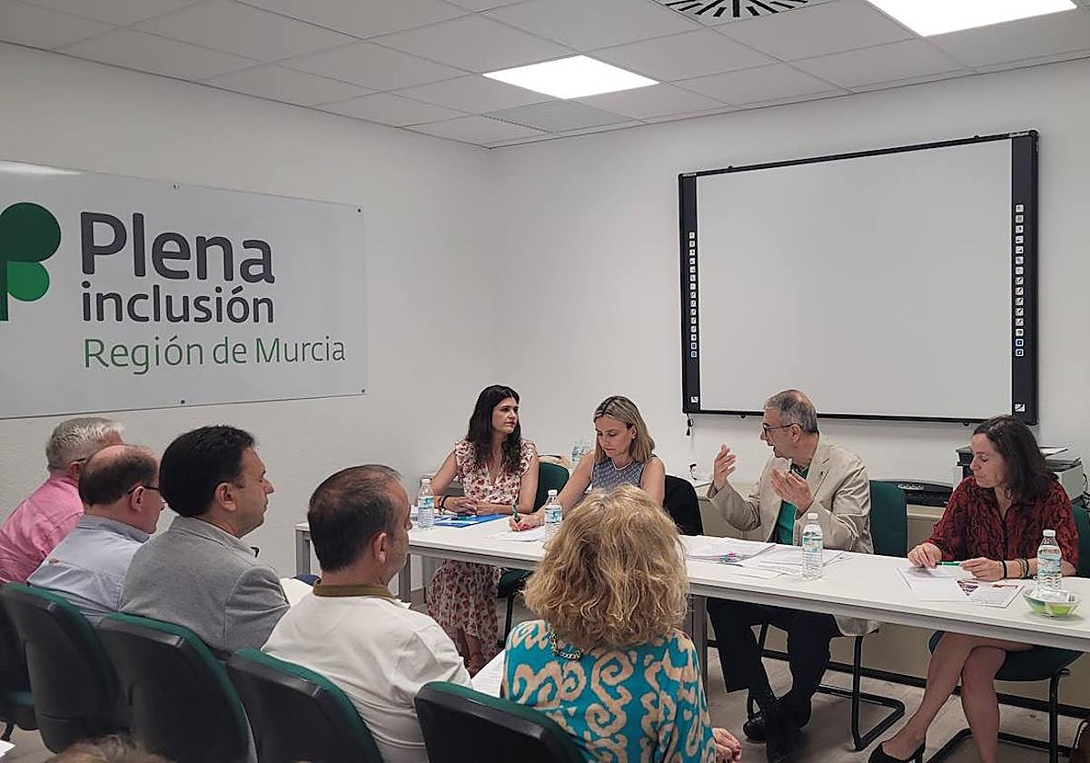 La consejera en funciones Conchita Ruiz, junto con la directora general de Personas con Discapacidad, Miriam Pérez, y el presidente de Plena Inclusión Murcia, Joaquín Barbera.