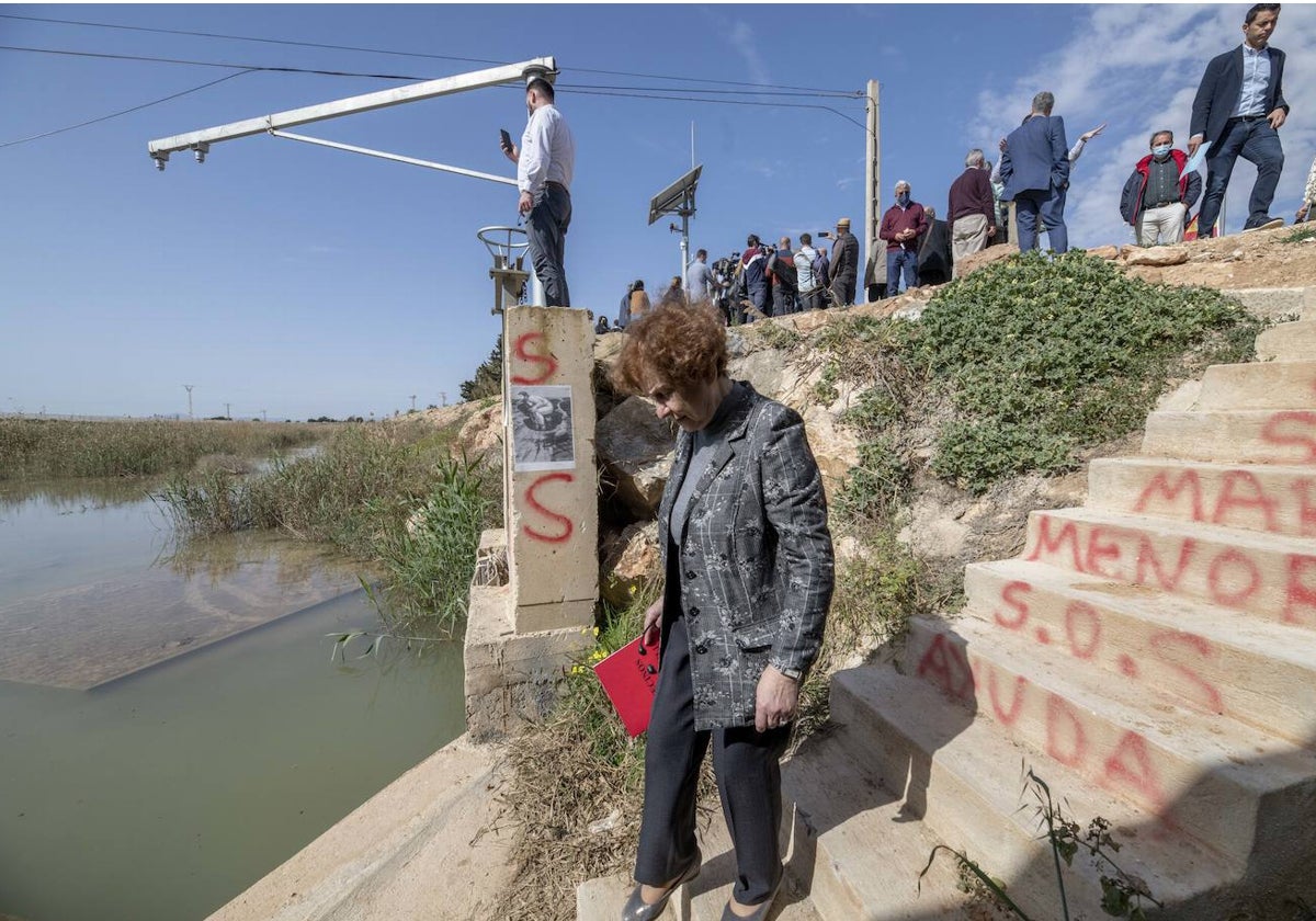 Una delegación del Parlamento Europeo visitó la laguna el año pasado, en la foto, Tatjana Zdanoka en el Albujón. La OCDE basa su estudio en el informe que se hizo, y en datos del Ministerio.