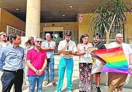 Banderas arcoíris en los balcones de la Vega Baja