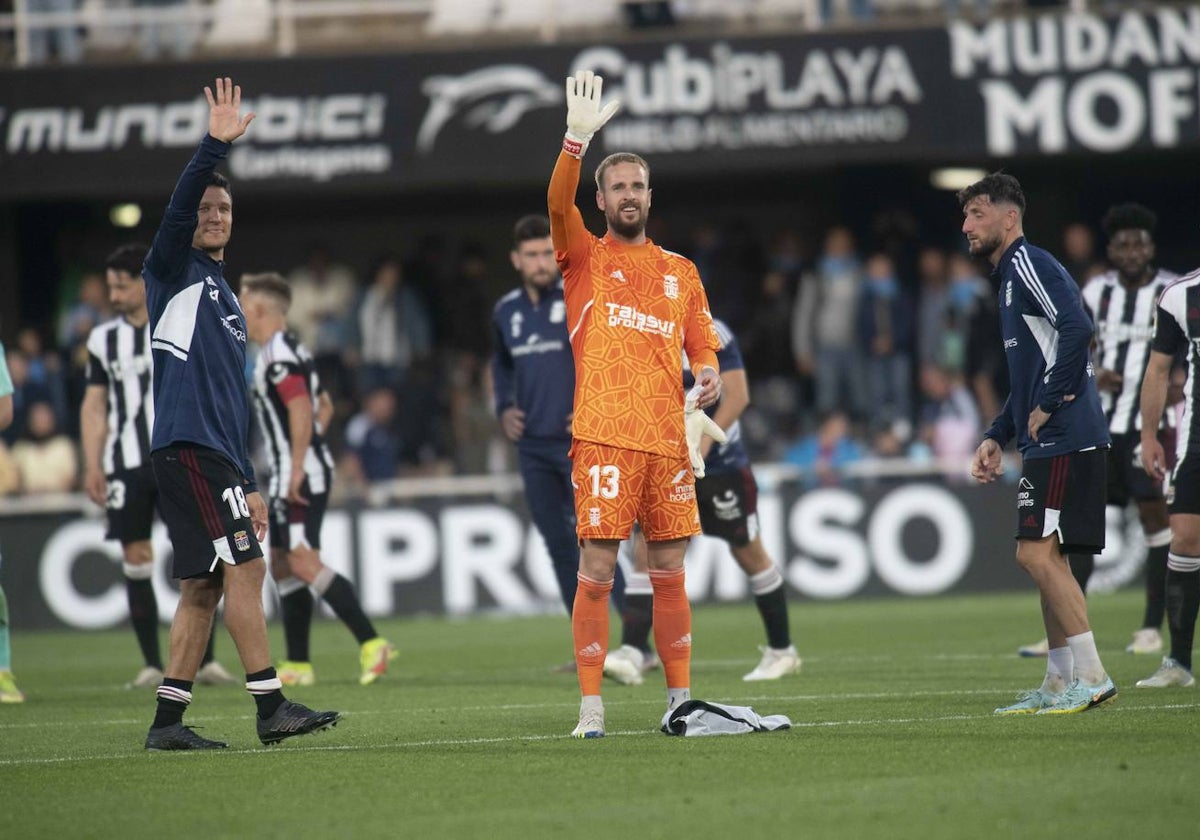 Escandell saluda a la grada tras el partido ante el Mirandés.