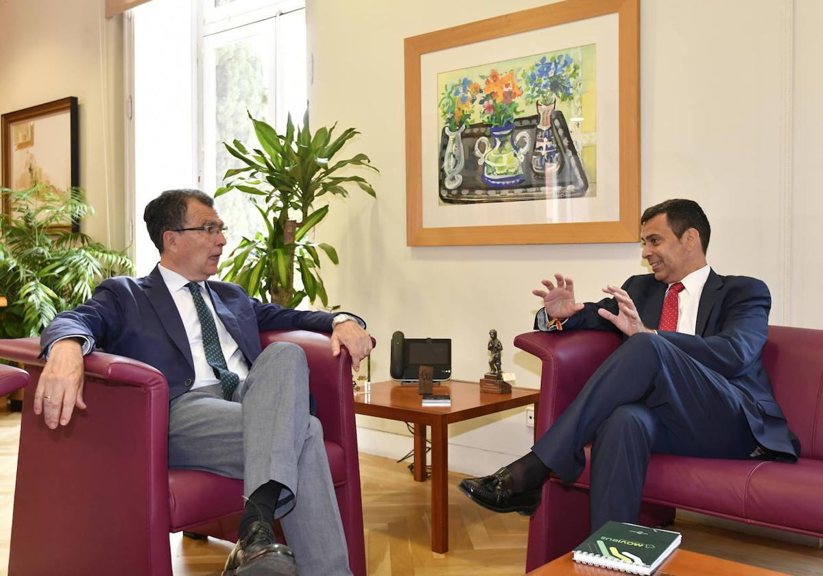 El alcalde de Murcia, José Ballesta, con el consejero de Fomento e Infraestructuras, José Ramón Díez de Revenga.