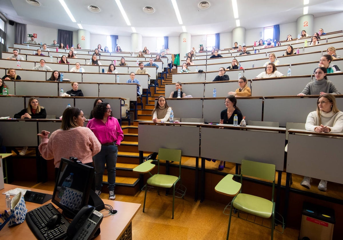 Aspirantes a una plaza de formación sanitaria especializada, durante el examen de acceso, el pasado mes de enero.