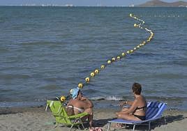 Redes contra las medusas en Los Urrutias, en una foto del verano de 2020.