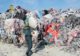 Parte de los residuos textiles encontrados por la Guardia Civil.