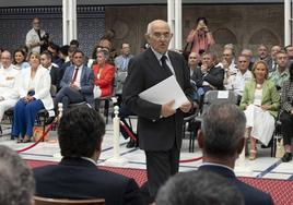 Alberto Garre mira a Fernando López Miras y Marcos Ortuño (de espaldas), hace dos semanas durante la constitución de la Asamblea Regional.