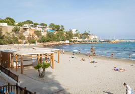 Chiringuito cerrado en la playa de la Caleta de Cabo Roig.