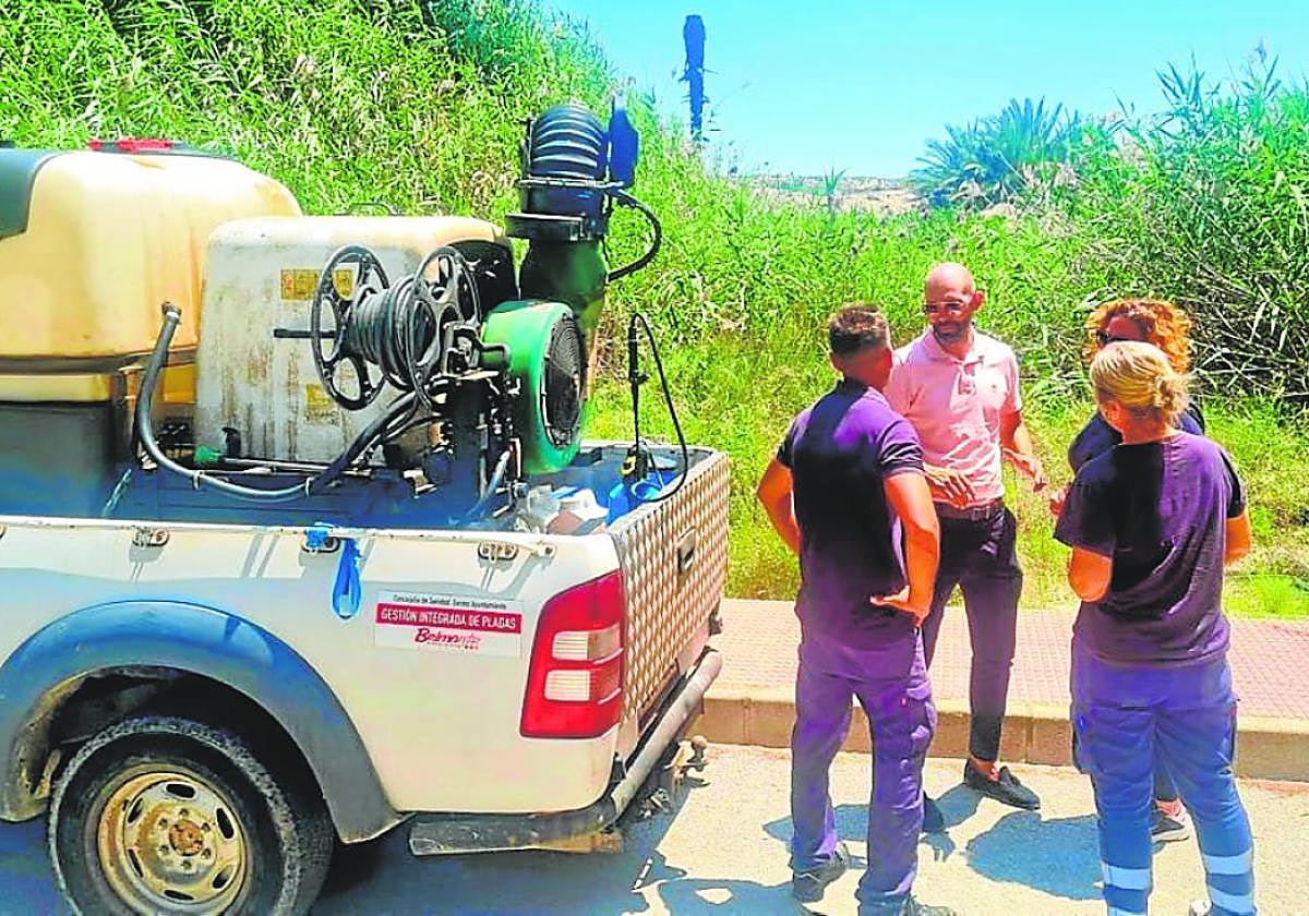 El concejal de Salud, Carlos Perelló, junto a trabajadores de la empresa de fumigación.