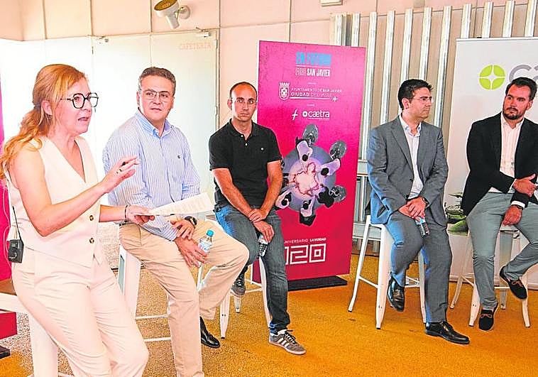 La periodista Alexia Salas modera la mesa redonda con la participaciónde José Luis Roca, Emilio Lozano, Antonio Romero y Héctor Verdú.