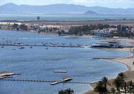 Panorámica del Mar Menor, visto desde Santiago de la Ribera. En primer término, los balnearios.