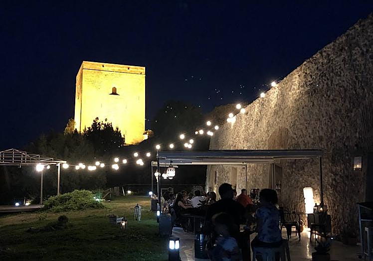 Cena en las caballerizas del Castillo de Lorca.