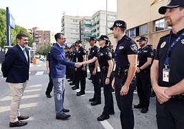 El alcalde de Murcia saluda varios agentes de la Policía Local.