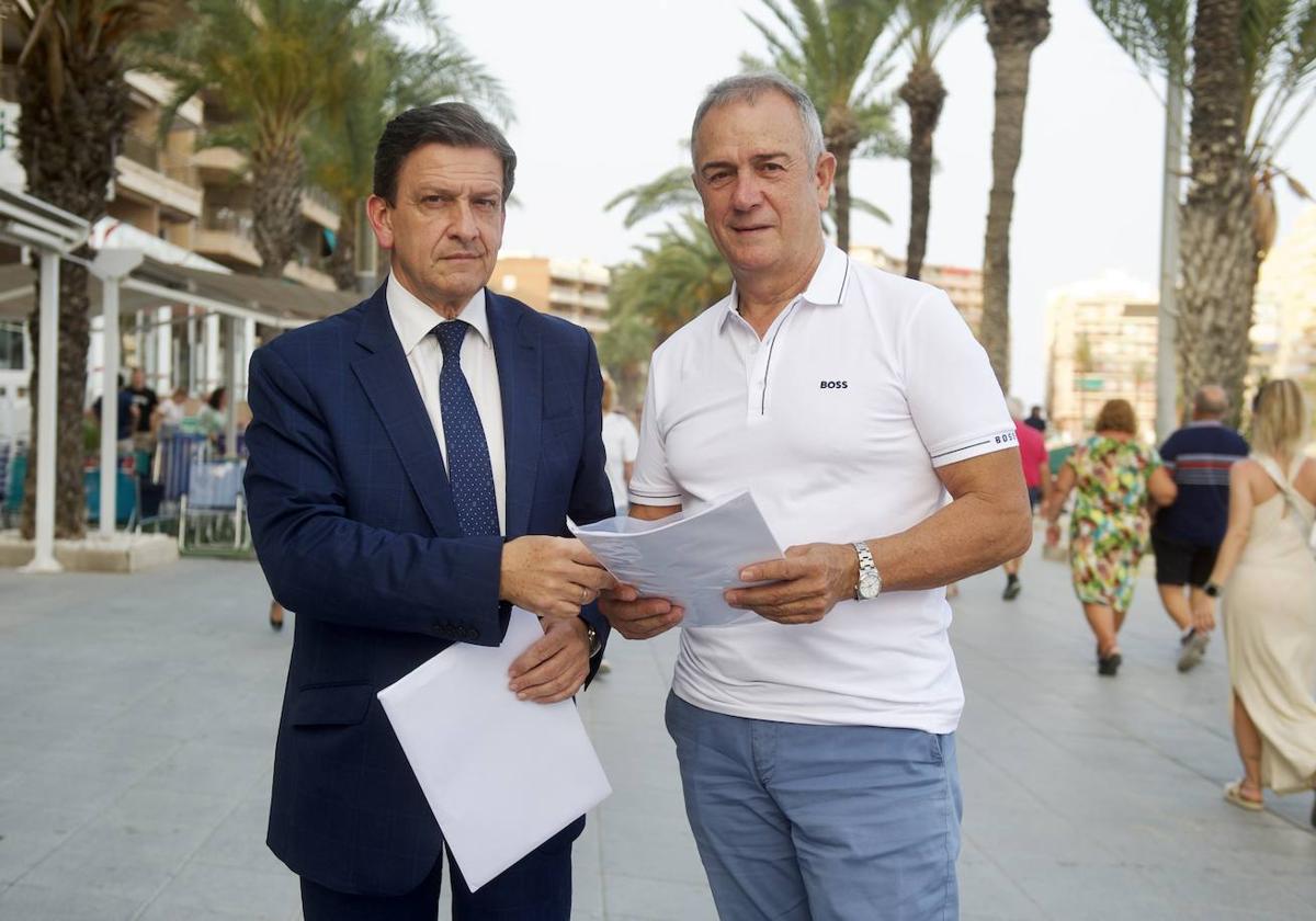 El abogado murciano Andrés López y el propietario del Murcia, Felipe Moreno, ayer en Torrevieja, con el auto judicial en mano.