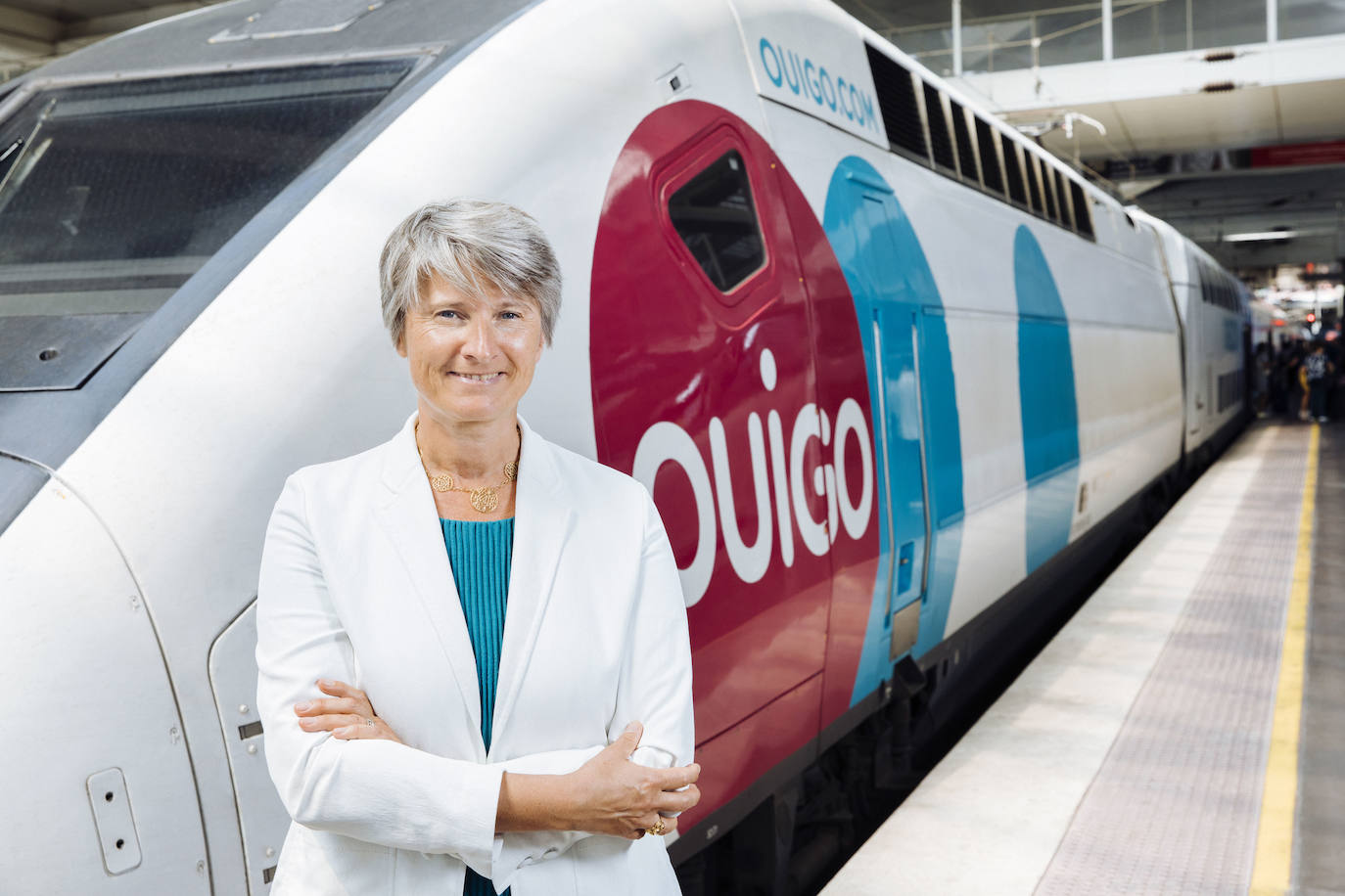 Hélène Valenzuela posa en la estación de Madrid-Chamartín junto a uno de los trenes de su compañía.