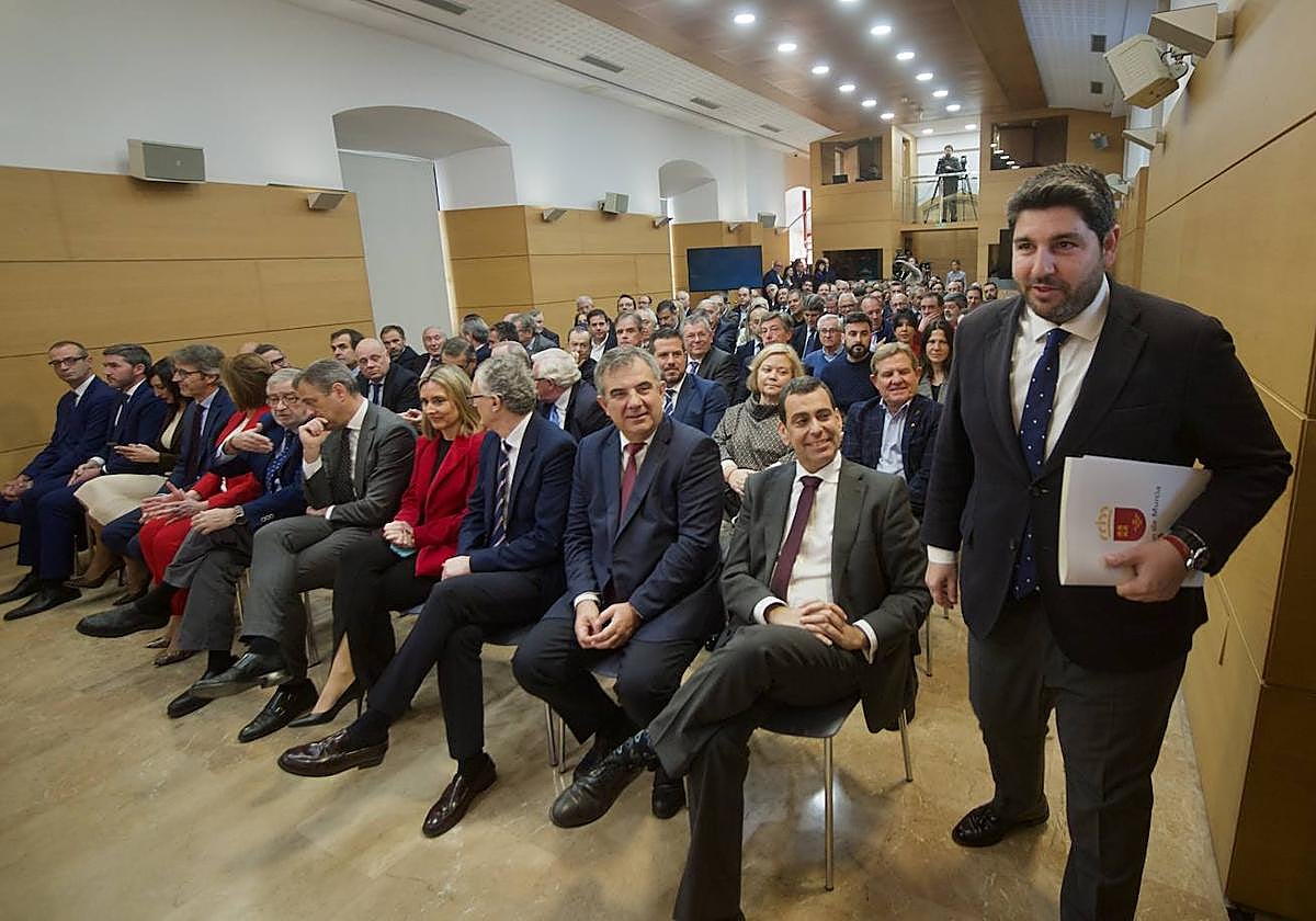 El presidente Miras y los consejeros -en primera fila-, en el acto del balance de la legislatura realizado en San Esteban el 21 de febrero.