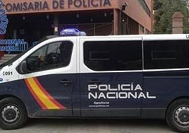 Furgón policial delante de una comisaría, en una imagen de archivo.
