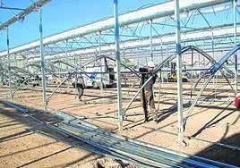 Construcción de un invernadero similar a los que se exportan desde la Región de Murcia.
