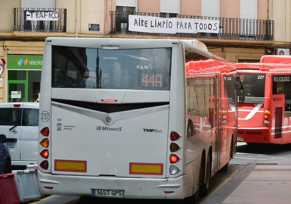 Calle Juan Antonio Hernández del Águila, donde confluye el tráfico hacia el barrio del Carmen por las obras de movilidad.