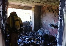 Los restos carbonizados de la vivienda quemada en la Alcayna.