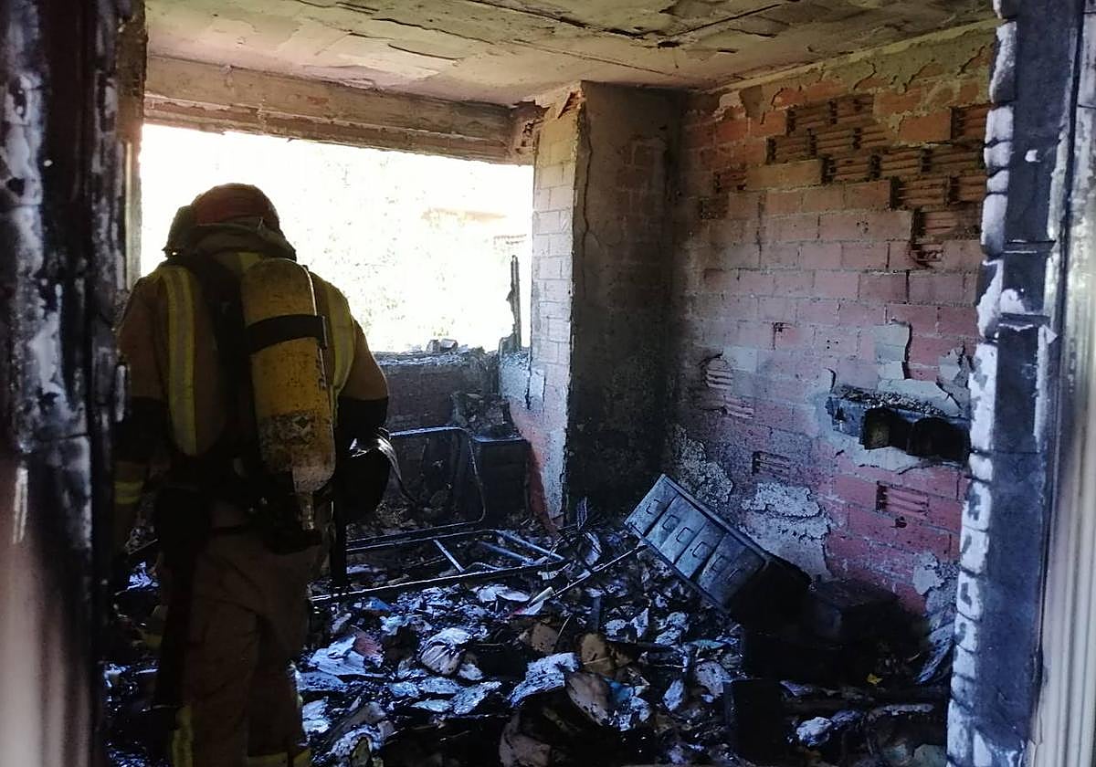 Los restos carbonizados de la vivienda quemada en la Alcayna.
