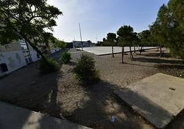 Patio del instituto Las Salinas del Mar Menor, donde la Comunidad levantará el nuevo edificio.