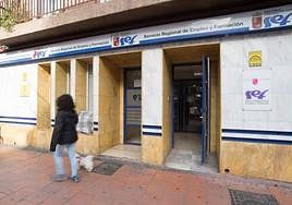 Entrada a la oficina del SEF de Ronda Norte, en Murcia, en una fotografía de archivo.