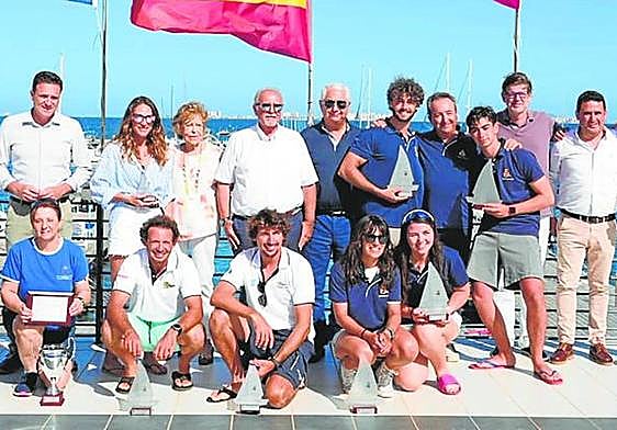 Los hermanos Sánchez, a la izquierda agachados, junto a los segundos y terceros clasificados. De pie, las autoridades que entregaron los trofeos .