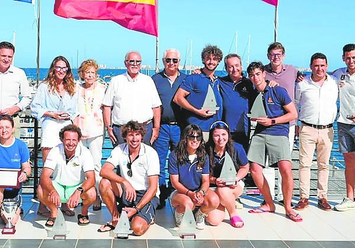 Los hermanos Sánchez, a la izquierda agachados, junto a los segundos y terceros clasificados. De pie, las autoridades que entregaron los trofeos .
