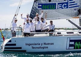 Los tripulantes del crucero 'Enewtec' celebran este domingo su triunfo en el Trofeo SM La Reina.
