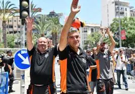 Los responsables de la pirotecnia Hermanos Ferrández tras disparar la mascletà en Alicante.