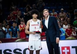 El murciano Izan Almansa recibe el trofeo MVP del campeonato de manos del alemán Dirk Nowitzki, uno de los mejores ala-pívots de la historia de la NBA, anoche en Debrecen (Hungría).