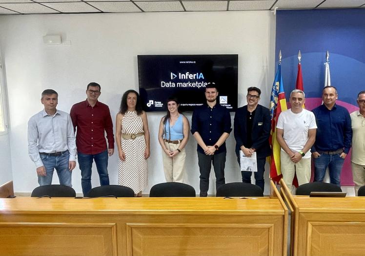 La concejal de Comercio, Rosario Martínez (tercera por la izquierda) junto a representantes de Apymeco y a los autores del estudio.