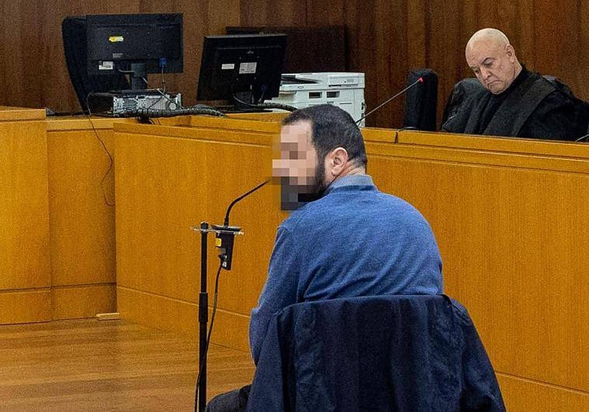 El cura condenado por abusos a menores, durante una sesión de uno de los juicios a los que se ha enfrentado en la Audiencia el pasado febrero.