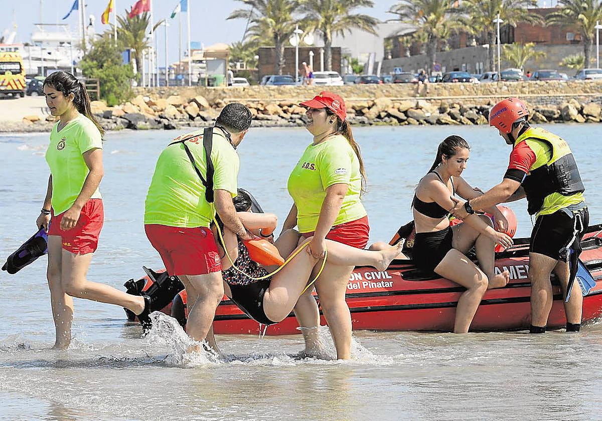 Imagen de archivo de un simulacro de rescate en la playa de la Llana, en San Pedro.