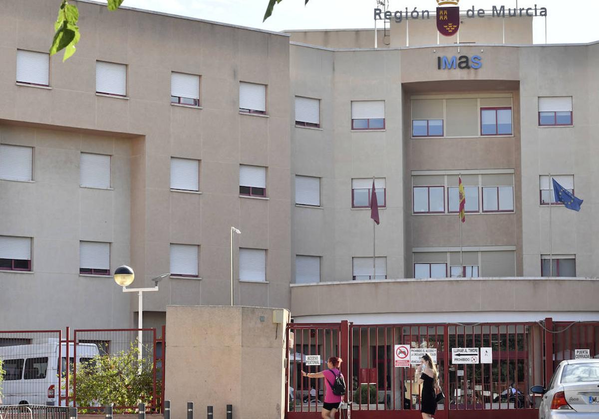 La fachada de la residencia de San Basilio de Murcia, en una imagen de archivo.