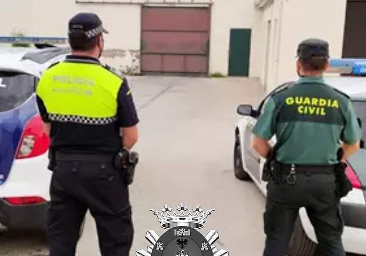 Un agente de la Policía Local de Mula y un guardia civil.