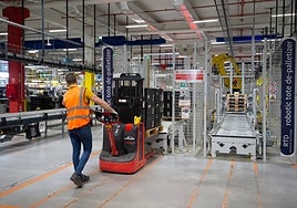 Un trabajador en el centro de logística de Murcia el pasado mes de abril.