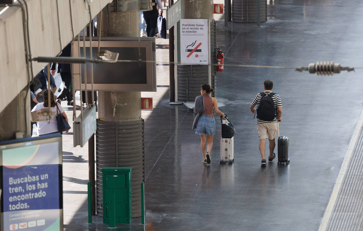 Varias personas caminan en la estación de tren, en una imagen de archivo.