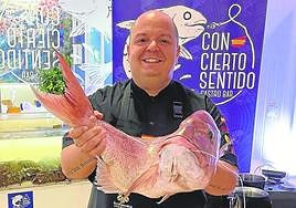 Javi Martín posa con una pieza de pescado.