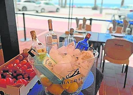 Imagen secundaria 1 - El restaurante cuenta con una terraza con vistas al mar. El pescado y el marisco son dos de sus productos estrella.