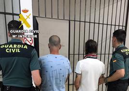 Dos agentes de la Guardia Civil junto a los dos detenidos.