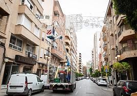 Operarios de Iluminaciones Granja empezaban ayer jueves a instalar las primeras luces.