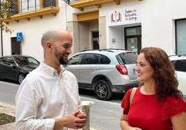 Los concejales del PSOE José Ángel Ponce e Irene Jódar ante la sala de estudio 24 horas de la plaza del Ibreño.