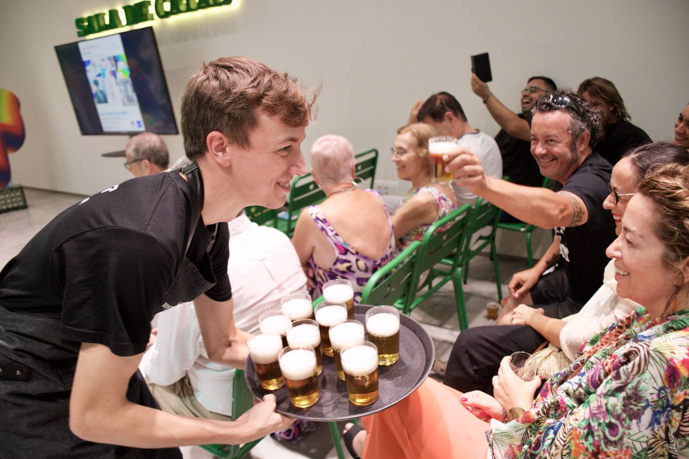 Subasta benéfica de arte, en imágenes