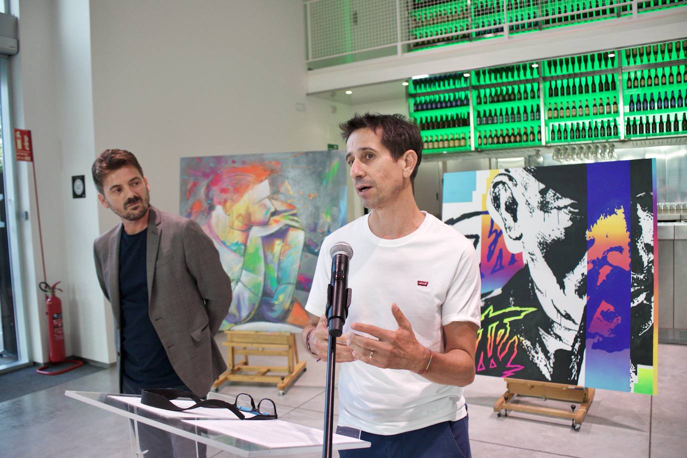 Subasta benéfica de arte, en imágenes