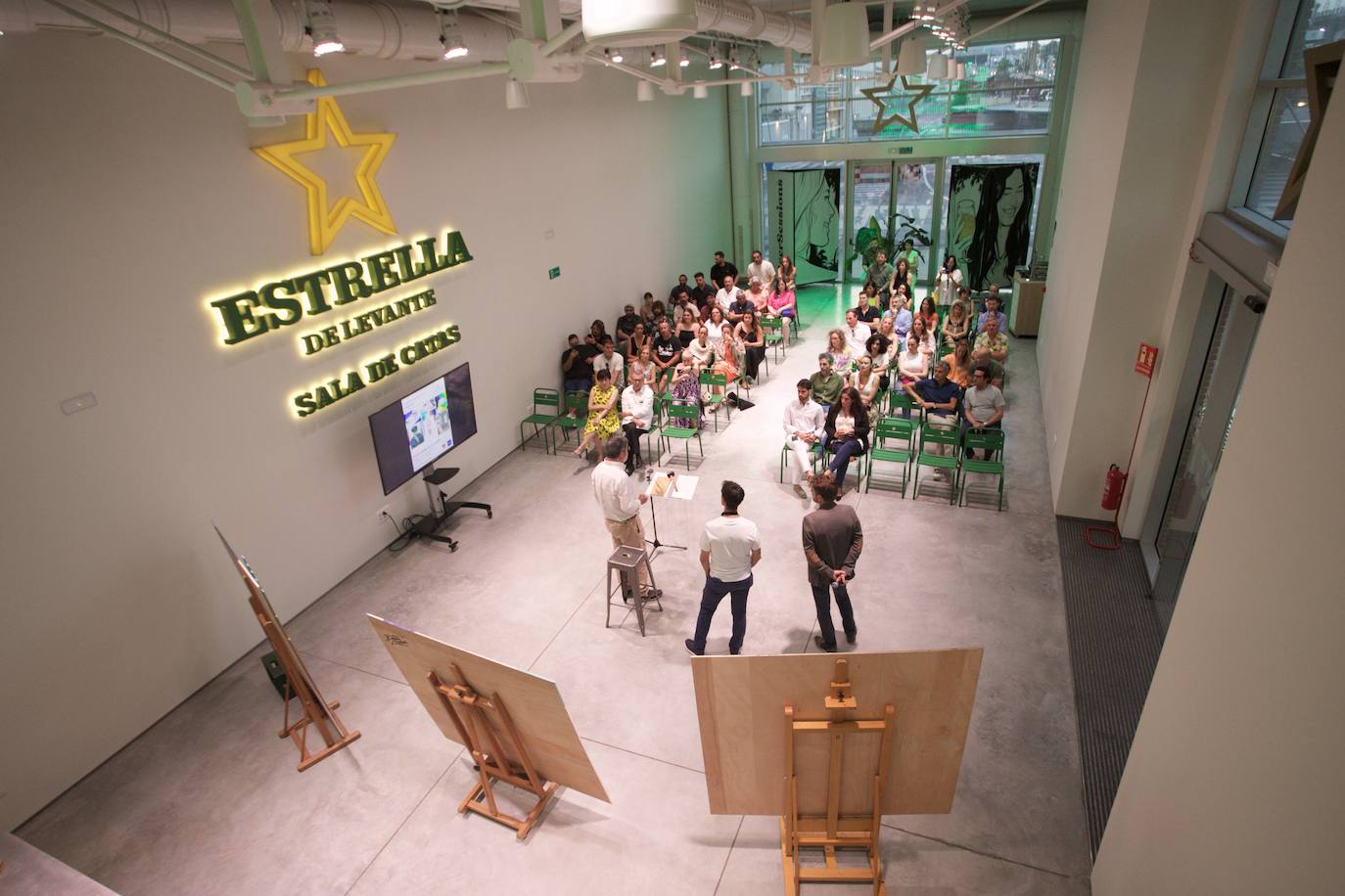 Subasta benéfica de arte, en imágenes