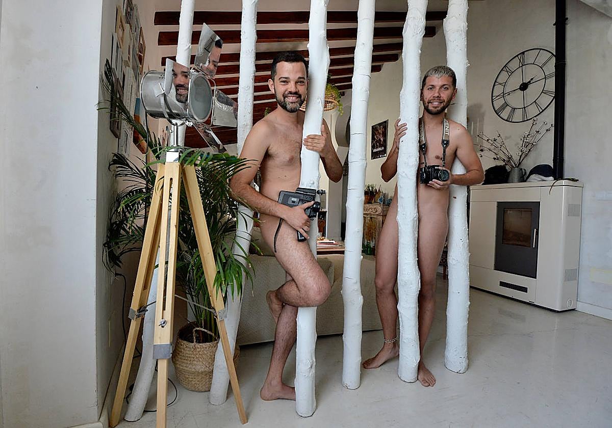 Los fotógrafos Juanjo y David posan desnudos para LA VERDAD en su casa-estudio a las afueras de Abanilla.