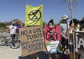Protesta de Huermur contra el entubamiento de las acequias de Murcia, en julio de 2021.